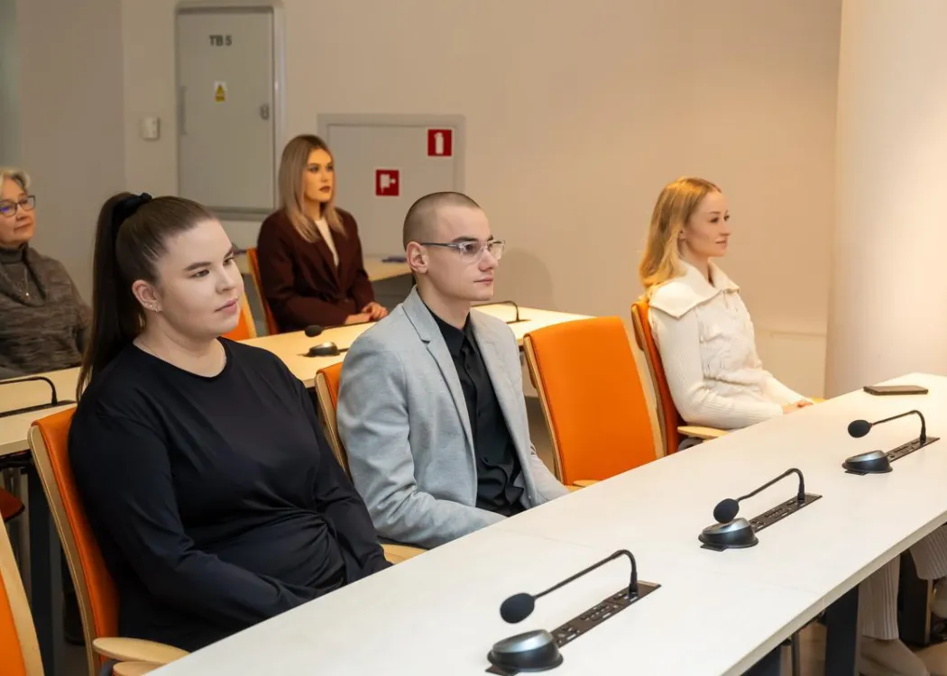 Nagrody Santander 2025: laureaci nagród Santander siedzą na sali podczas uroczystości wręczenia nagród