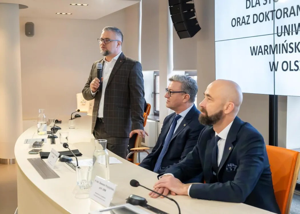Nagrody Santander 2025: Rafał Denga z Santander Bank Polska przemawia podczas uroczystości wręczenia nagród