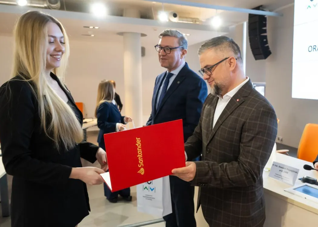 Nagrody Santander 2025: laureatka odbiera nagrodę