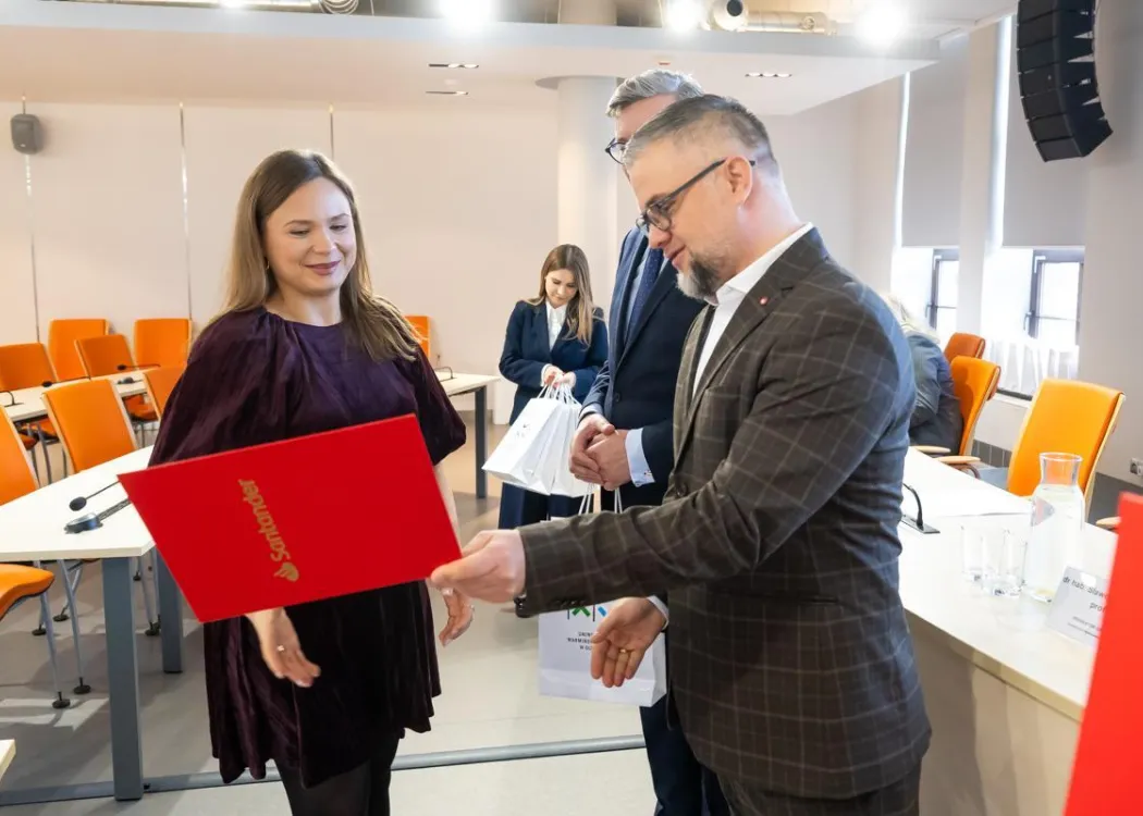 Nagrody Santander 2025: laureatka odbiera nagrodę