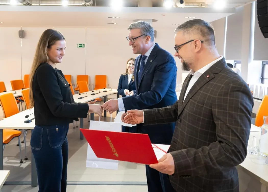 Nagrody Santander 2025: laureatka odbiera nagrodę