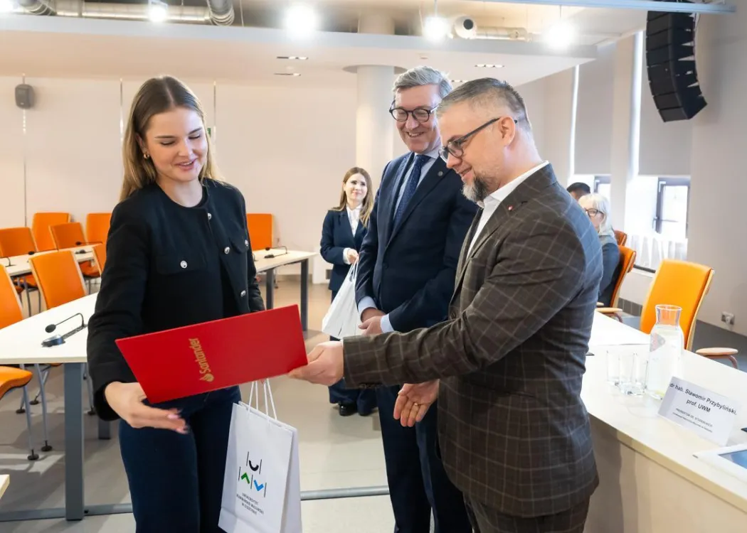 Nagrody Santander 2025: laureatka odbiera nagrodę