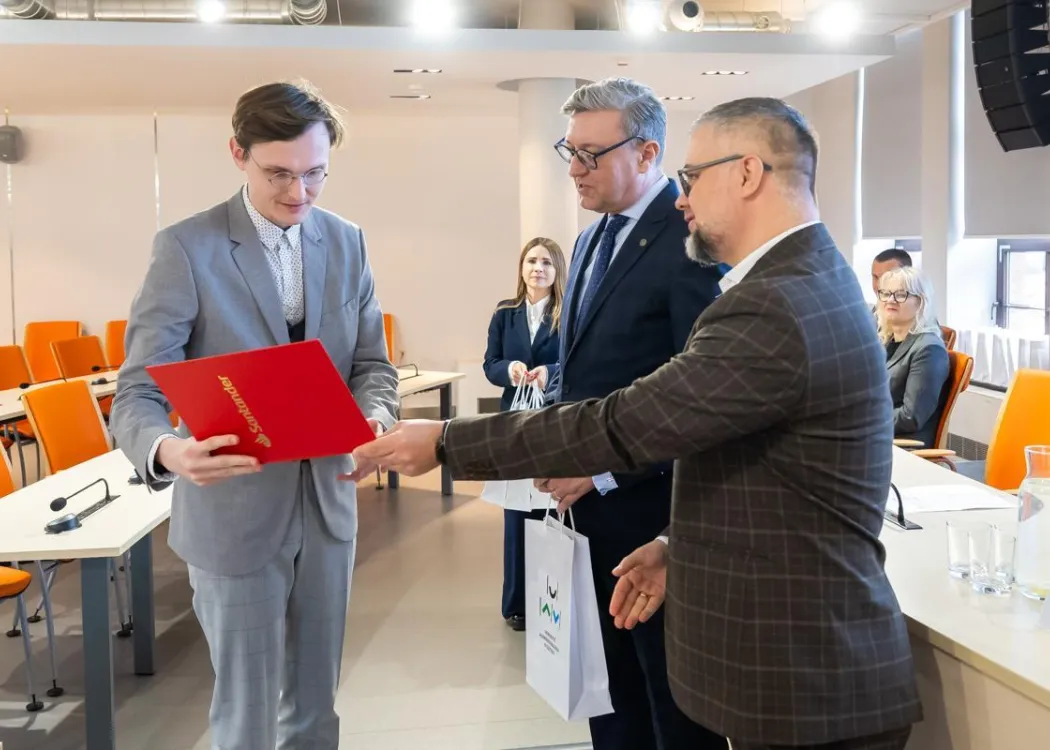 Nagrody Santander 2025: laureat odbiera nagrodę