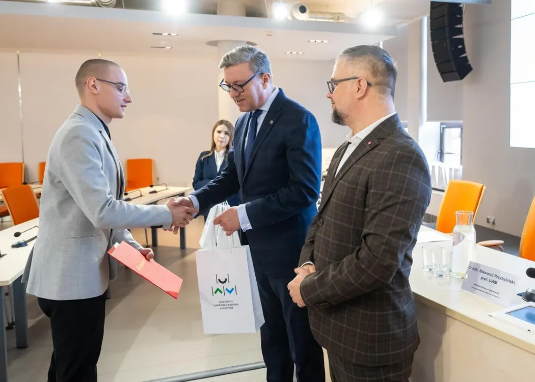 Nagrody Santander 2025: laureat odbiera nagrodę