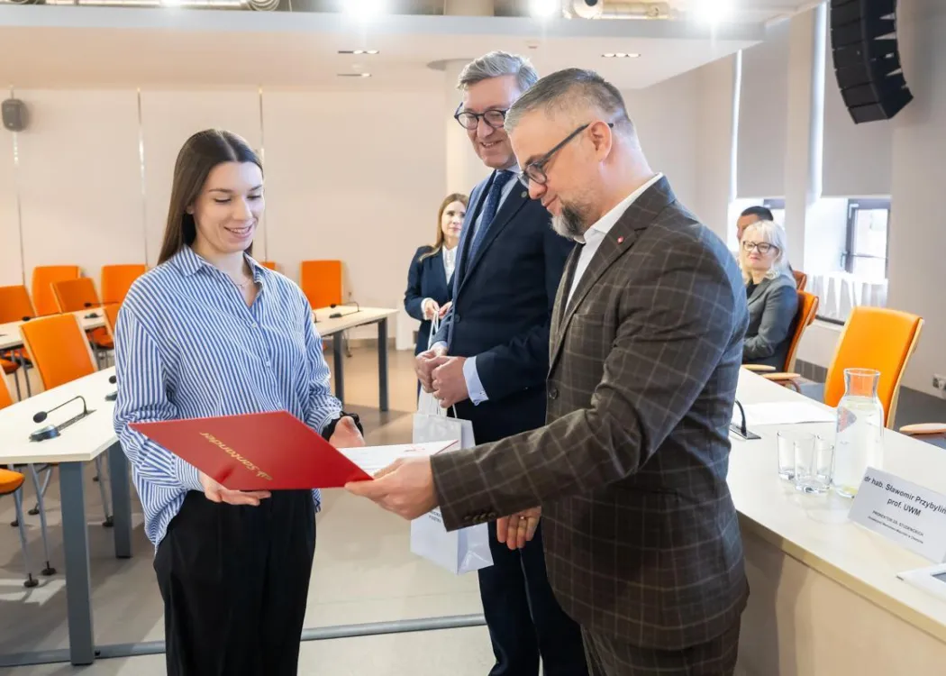 Nagrody Santander 2025: laureatka odbiera nagrodę