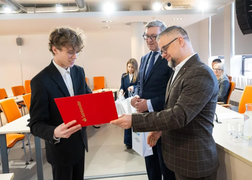 Nagrody Santander 2025: laureat odbiera nagrodę