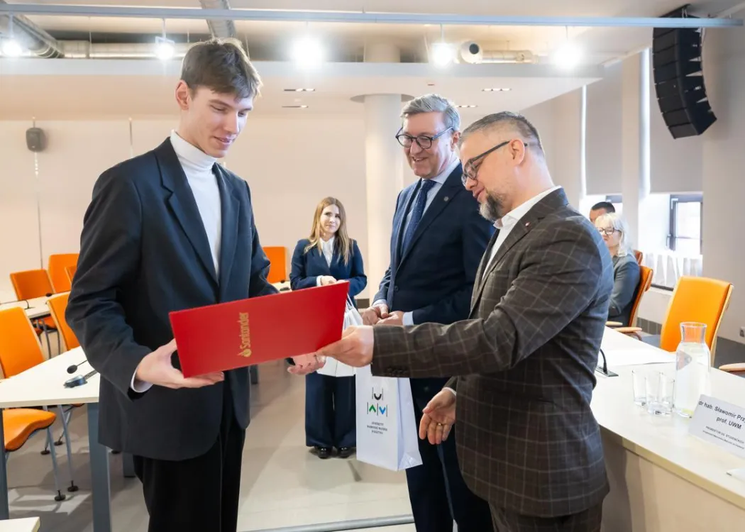 Nagrody Santander 2025: laureatka odbiera nagrodę