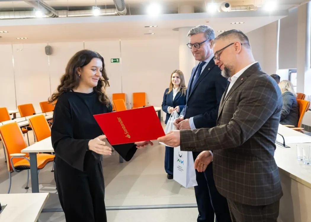 Nagrody Santander 2025: laureatka odbiera nagrodę
