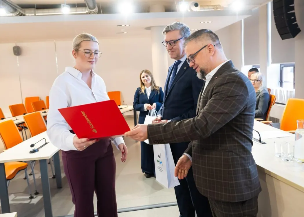 Nagrody Santander 2025: laureatka odbiera nagrodę