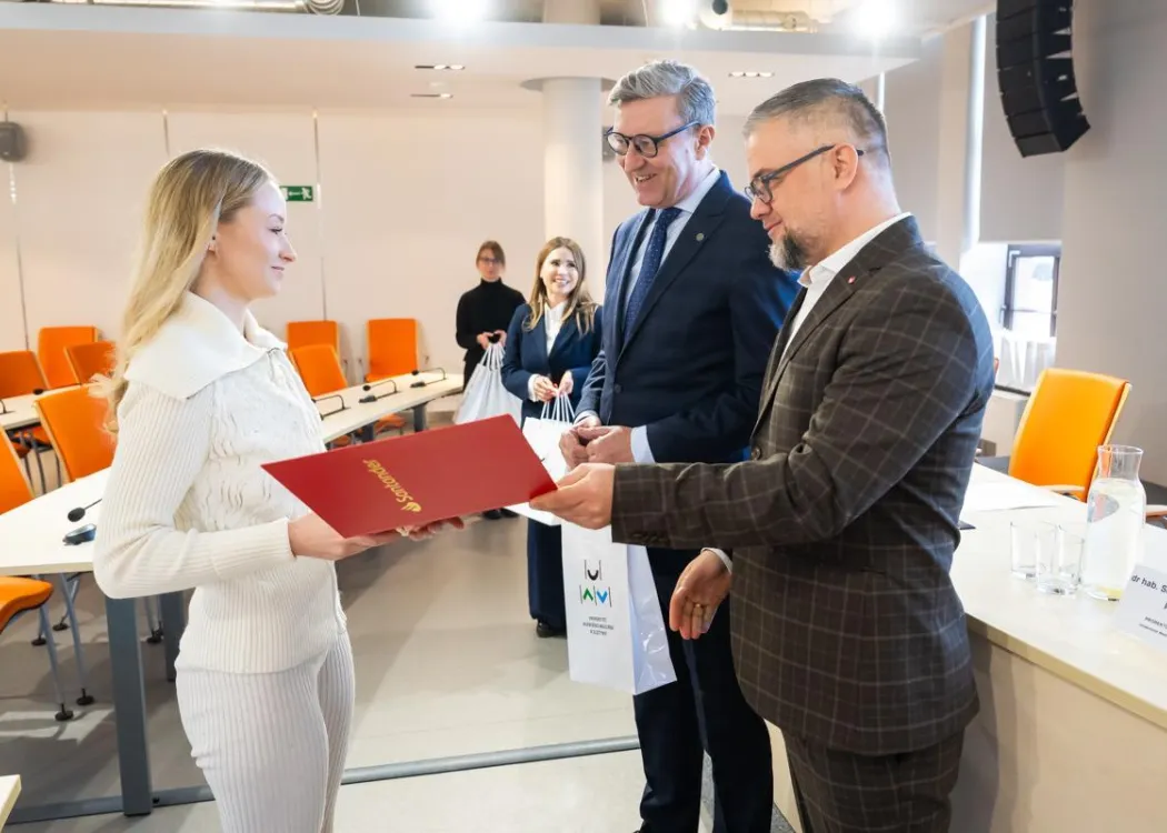Nagrody Santander 2025: laureatka odbiera nagrodę