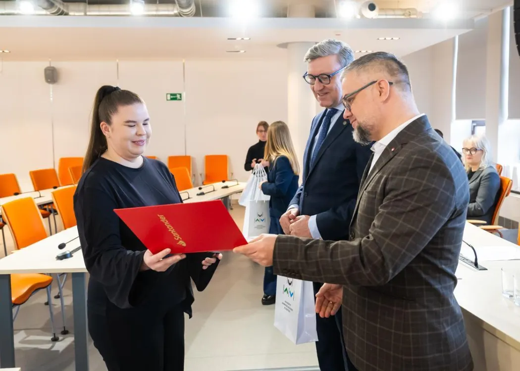 Nagrody Santander 2025: laureatka odbiera nagrodę