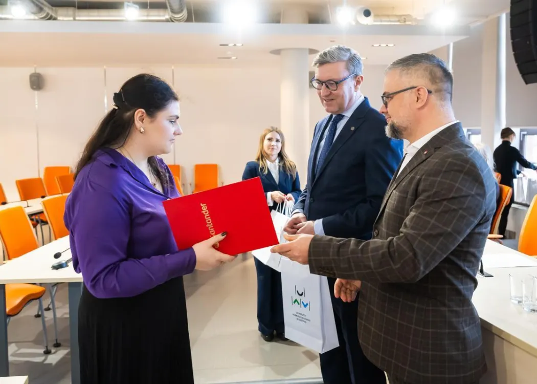 Nagrody Santander 2025: laureatka odbiera nagrodę