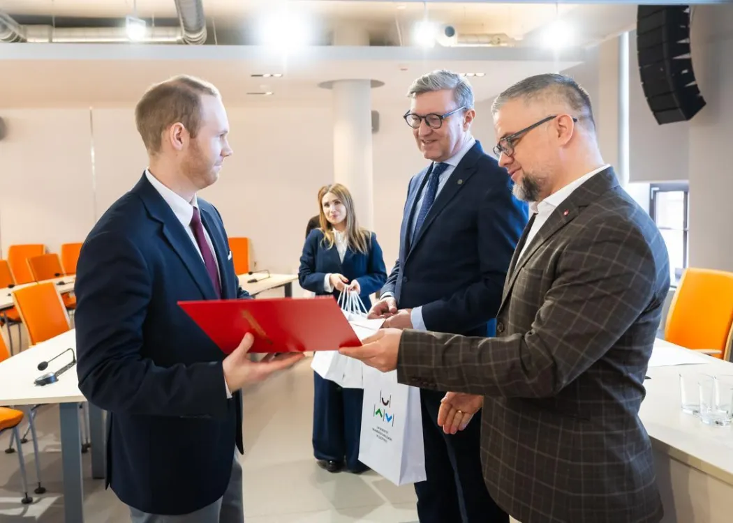 Nagrody Santander 2025: laureat odbiera nagrodę