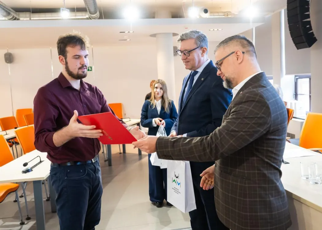 Nagrody Santander 2025: laureat odbiera nagrodę