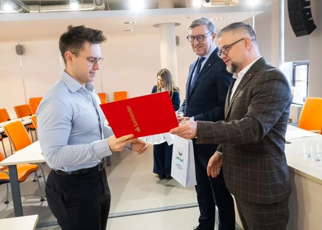 Nagrody Santander 2025: laureatka odbiera nagrodę