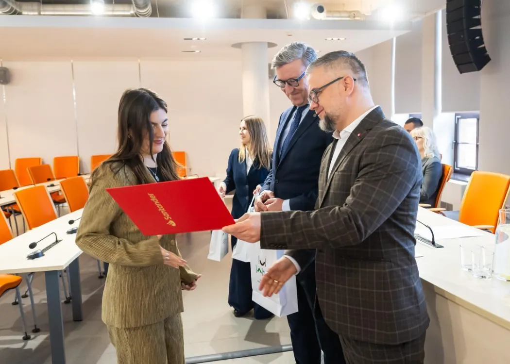 Nagrody Santander 2025: laureatka odbiera nagrodę