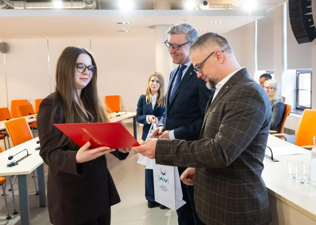 Nagrody Santander 2025: laureatka odbiera nagrodę
