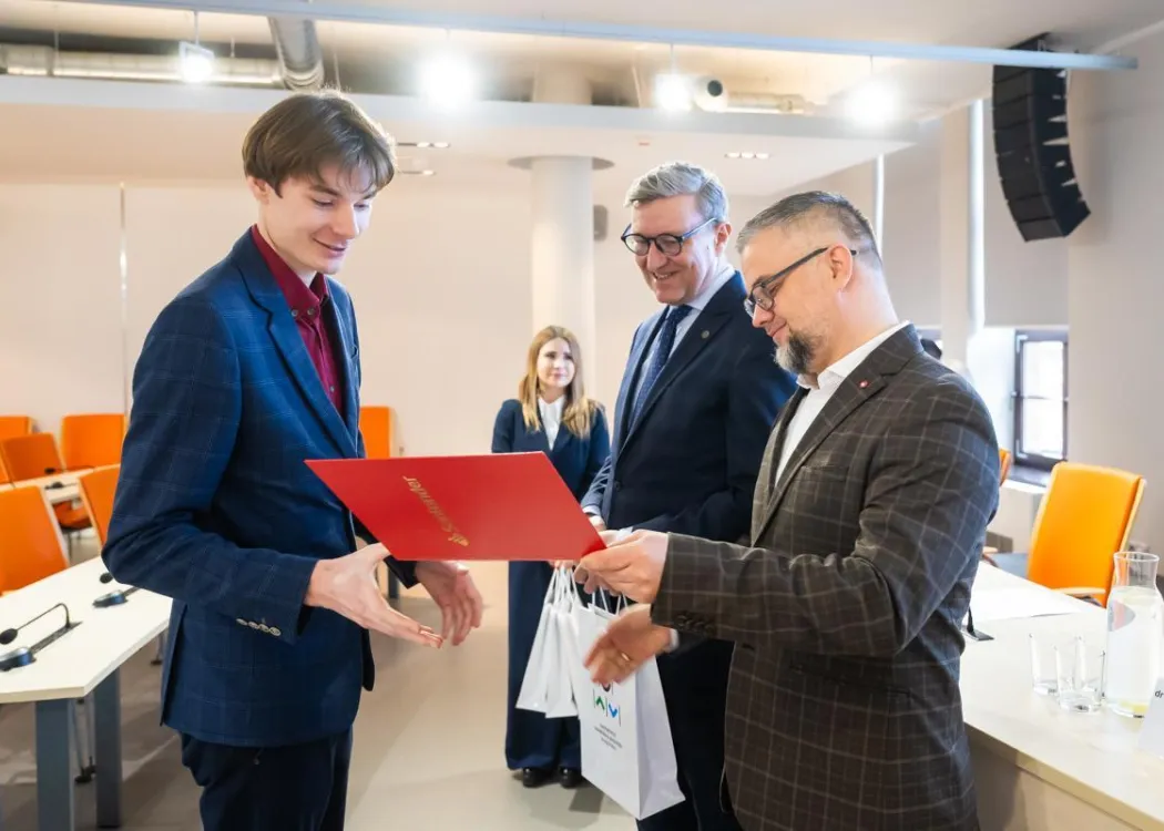 Nagrody Santander 2025: laureat odbiera nagrodę