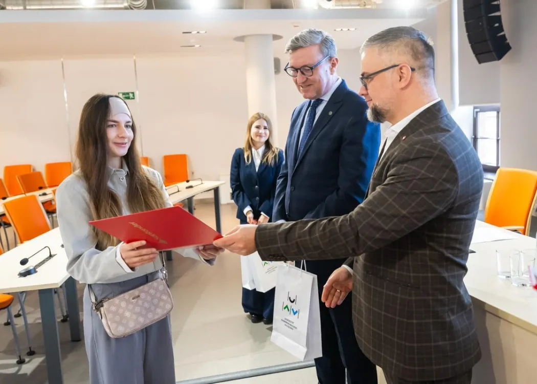 Nagrody Santander 2025: laureatka odbiera nagrodę