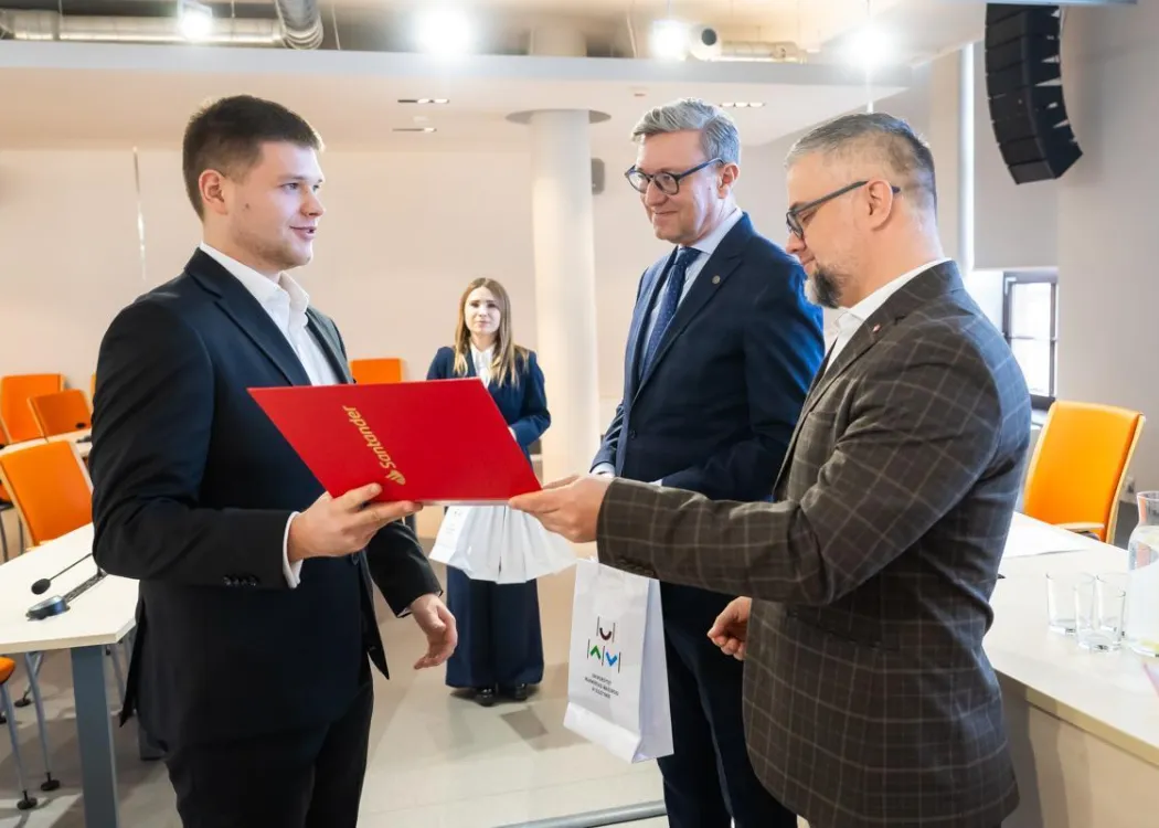Nagrody Santander 2025: laureat odbiera nagrodę