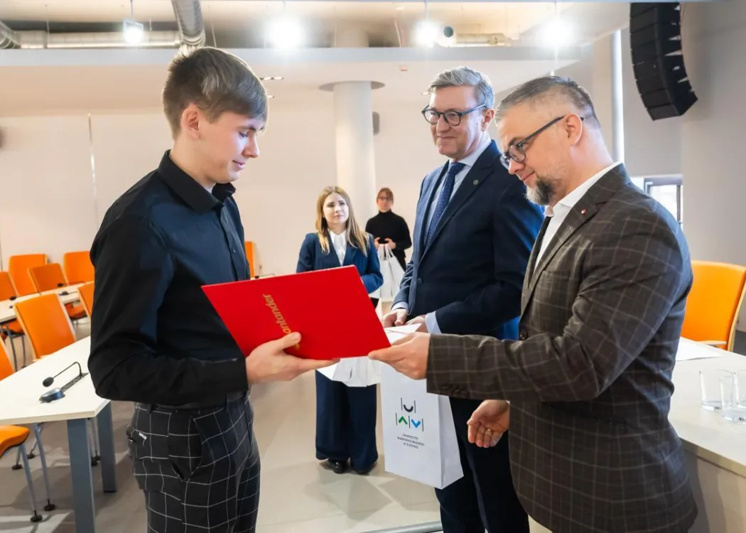 Nagrody Santander 2025: laureat odbiera nagrodę