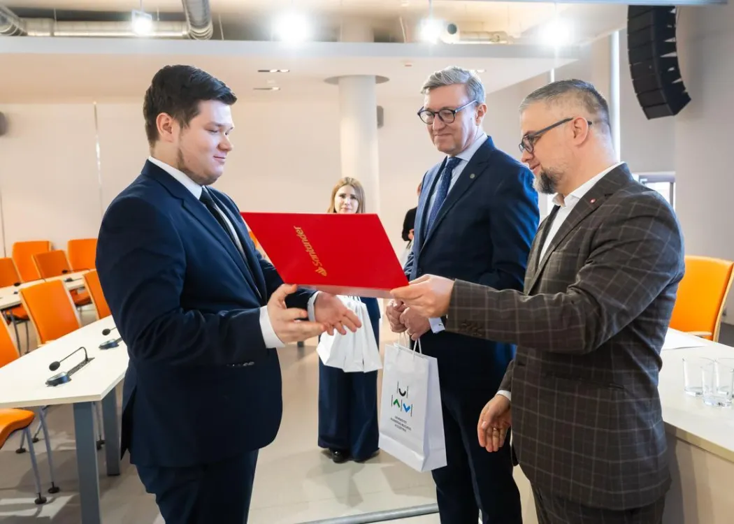 Nagrody Santander 2025: laureat odbiera nagrodę