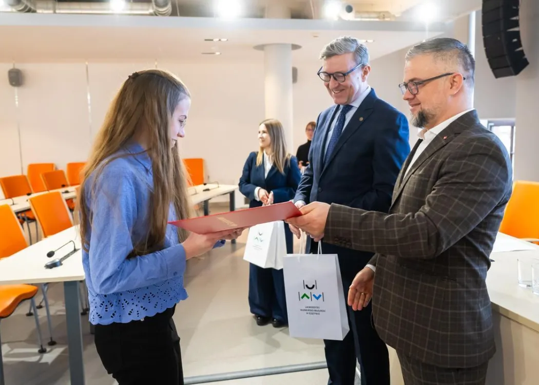 Nagrody Santander 2025: laureatka odbiera nagrodę