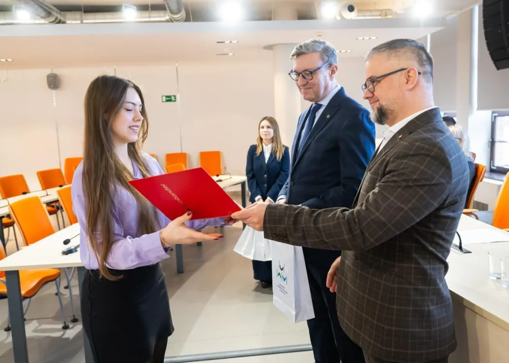 Nagrody Santander 2025: laureatka odbiera nagrodę
