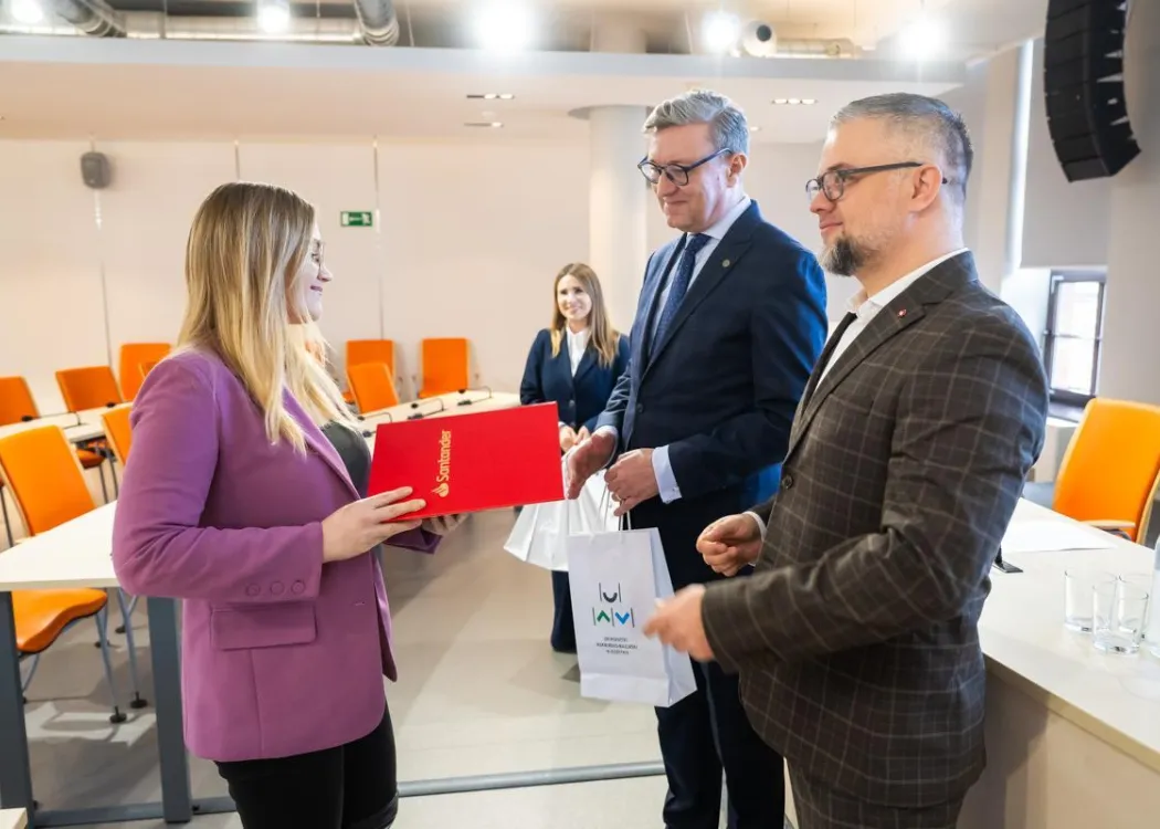 Nagrody Santander 2025: laureatka odbiera nagrodę