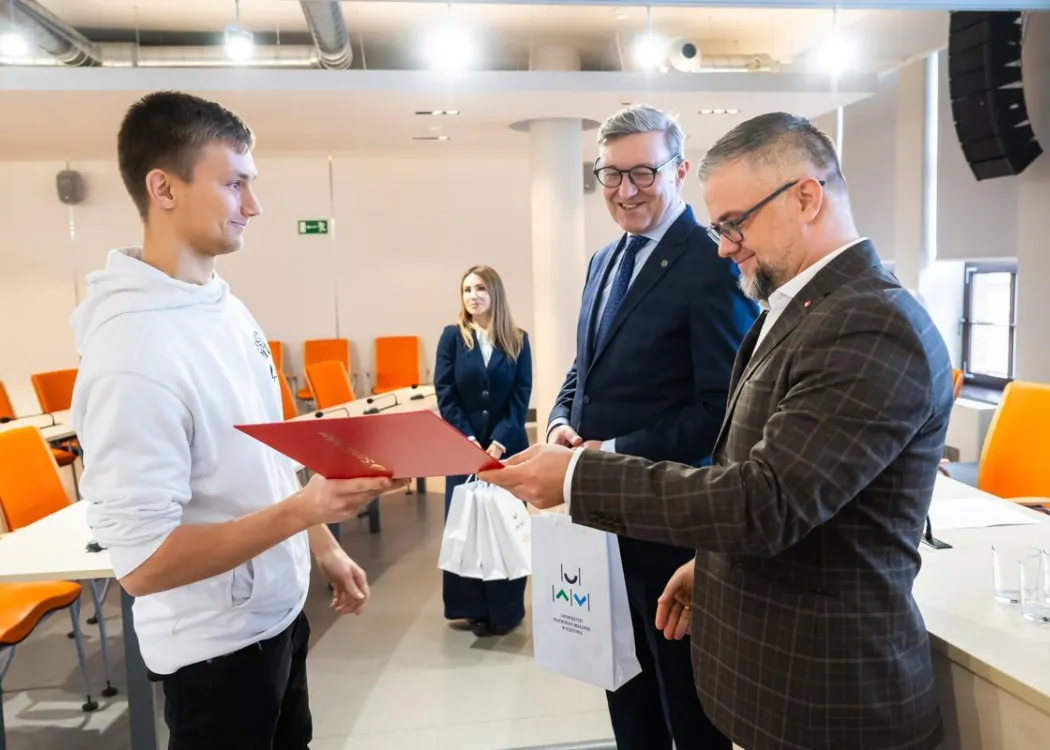 Nagrody Santander 2025: laureat odbiera nagrodę