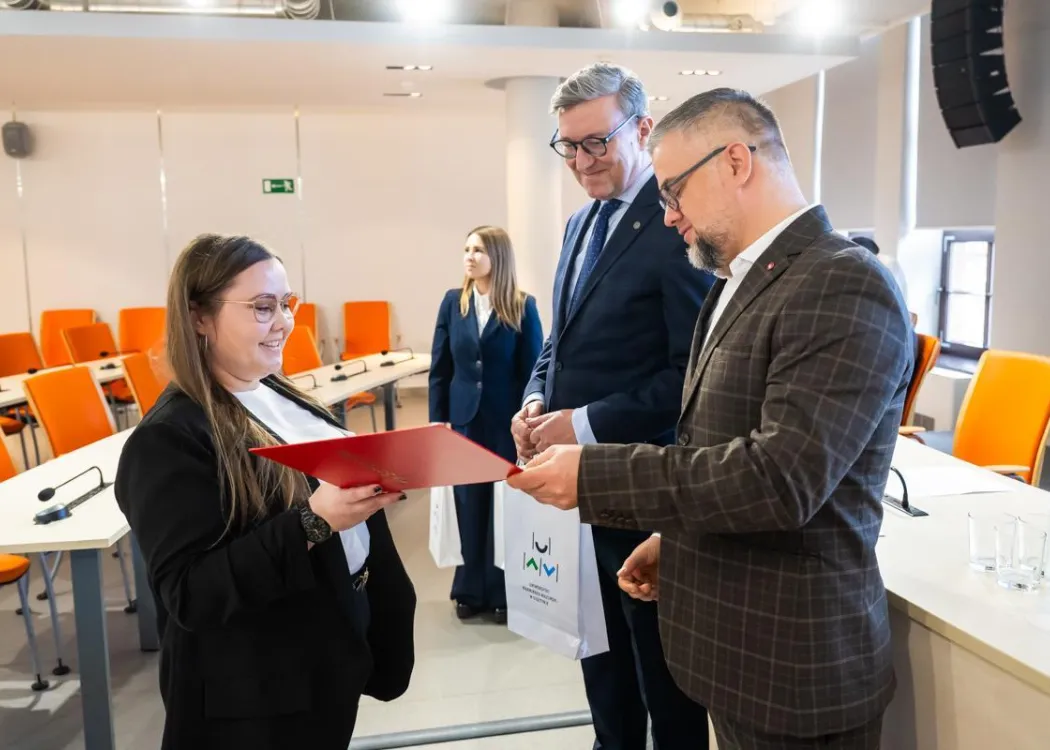 Nagrody Santander 2025: laureatka odbiera nagrodę