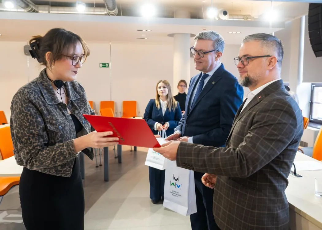Nagrody Santander 2025: laureatka odbiera nagrodę