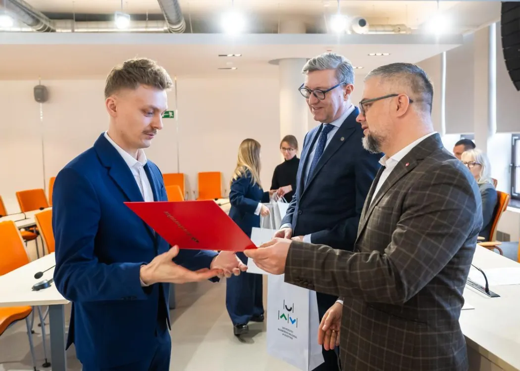Nagrody Santander 2025: laureat odbiera nagrodę