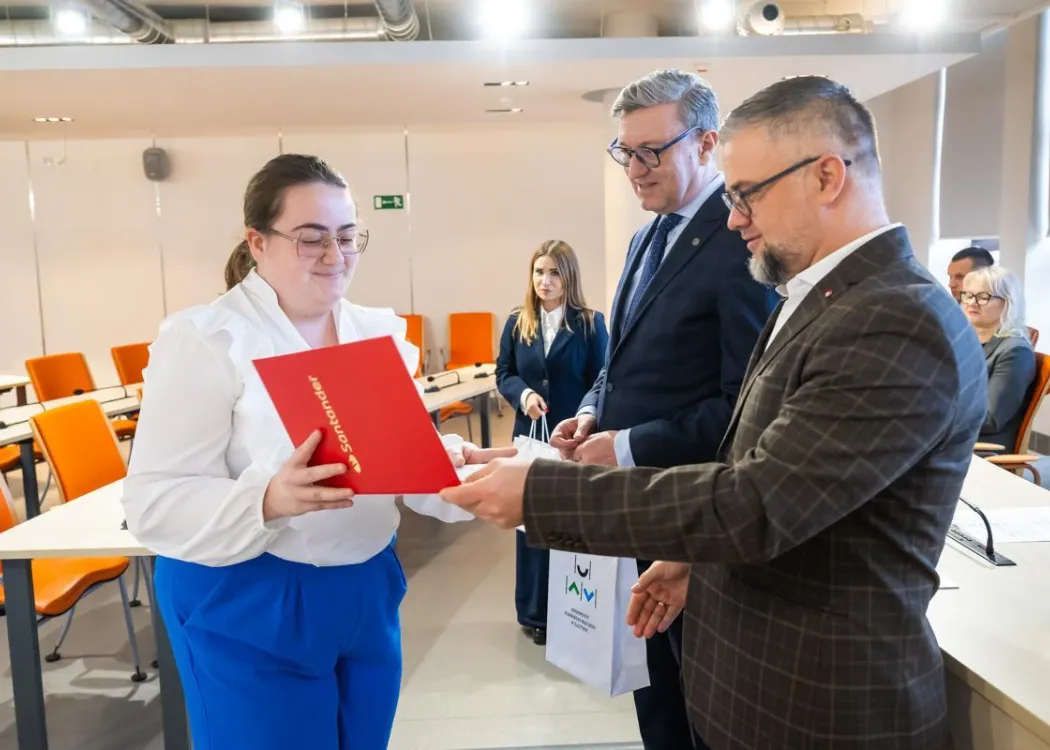 Nagrody Santander 2025: laureatka odbiera nagrodę