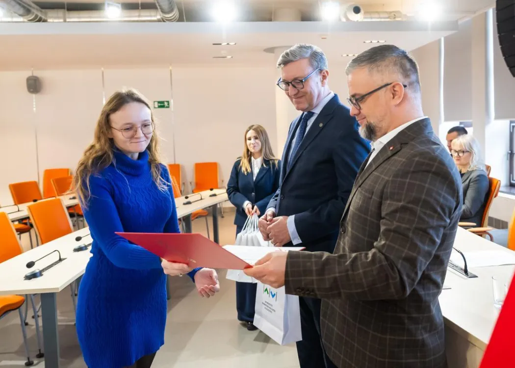 Nagrody Santander 2025: laureatka odbiera nagrodę