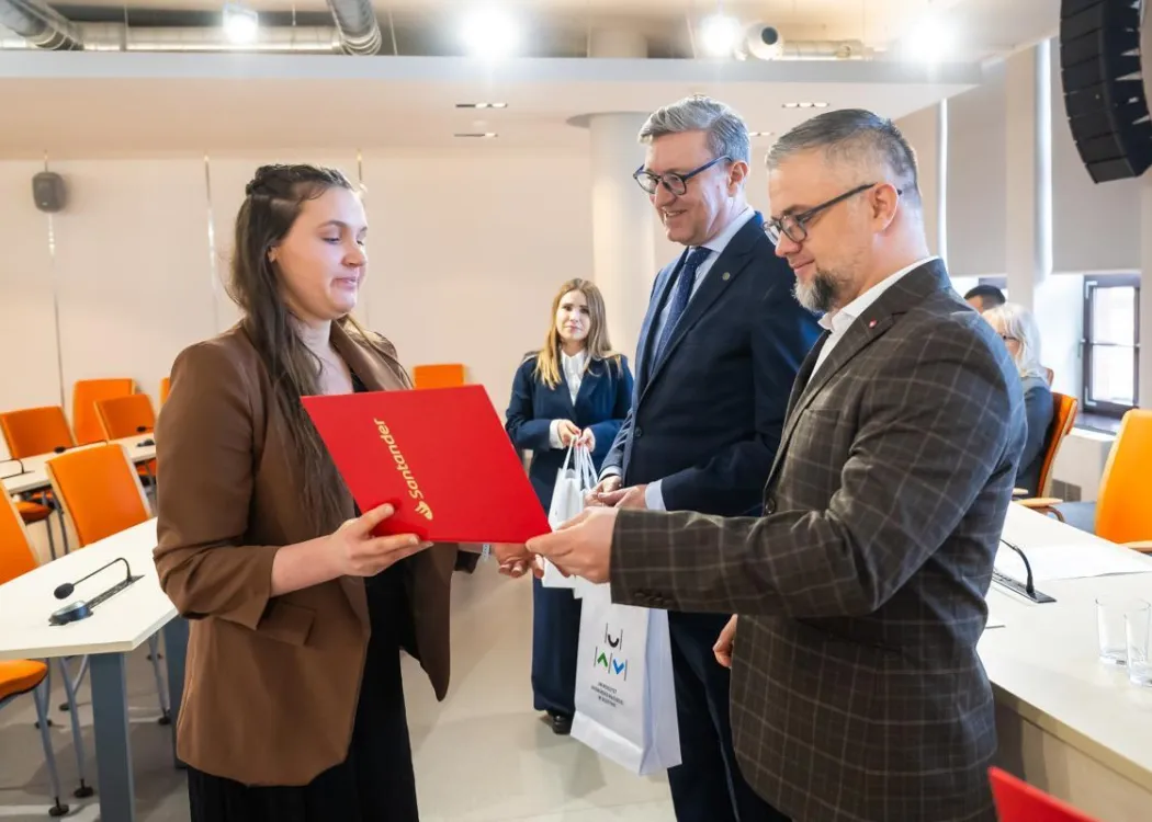 Nagrody Santander 2025: laureatka odbiera nagrodę