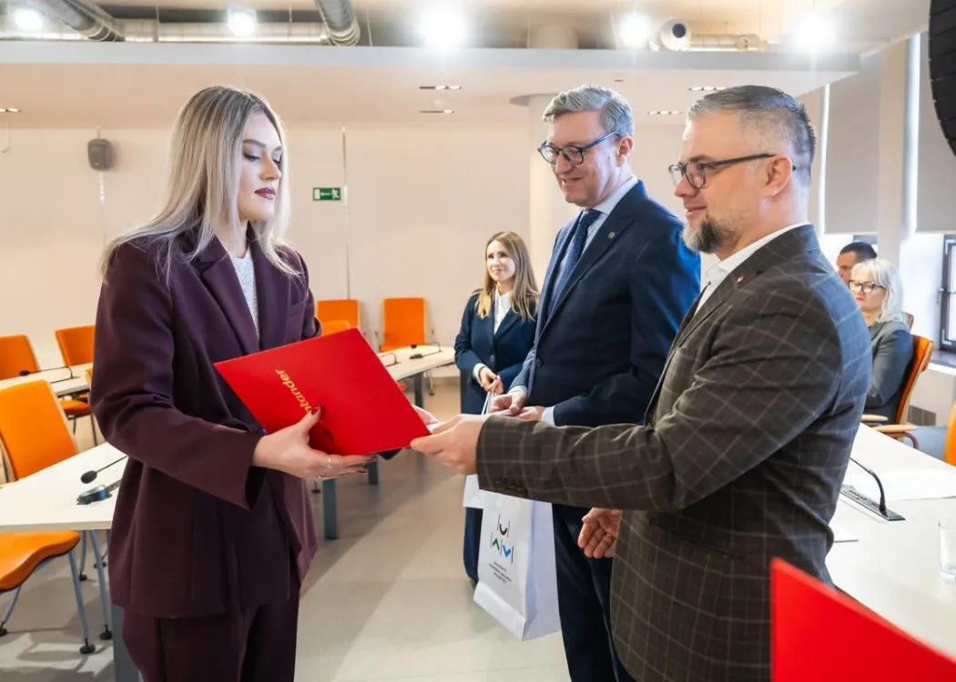 Nagrody Santander 2025: laureatka odbiera nagrodę
