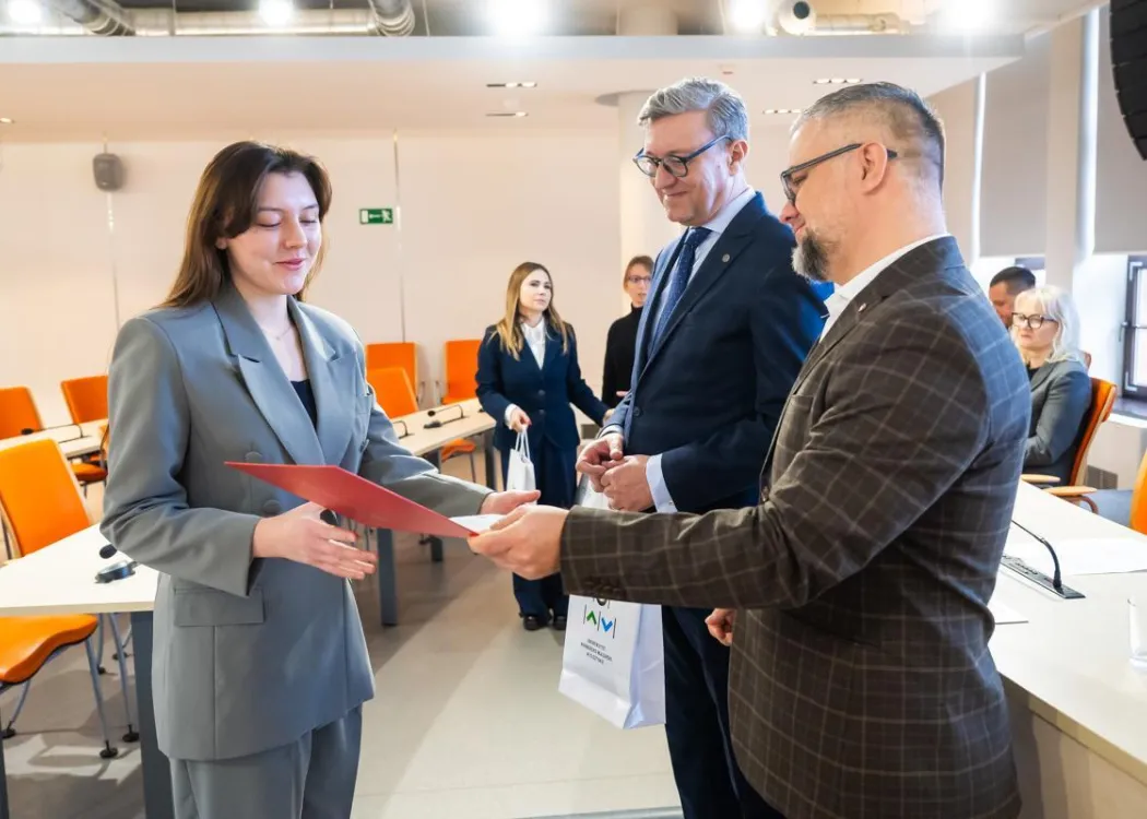 Nagrody Santander 2025: laureatka odbiera nagrodę