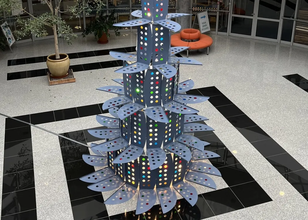 Nietypowa choinka w Bibliotece Uniwersyteckiej, konstrukcja stworzona w oparciu o metalowe elementy