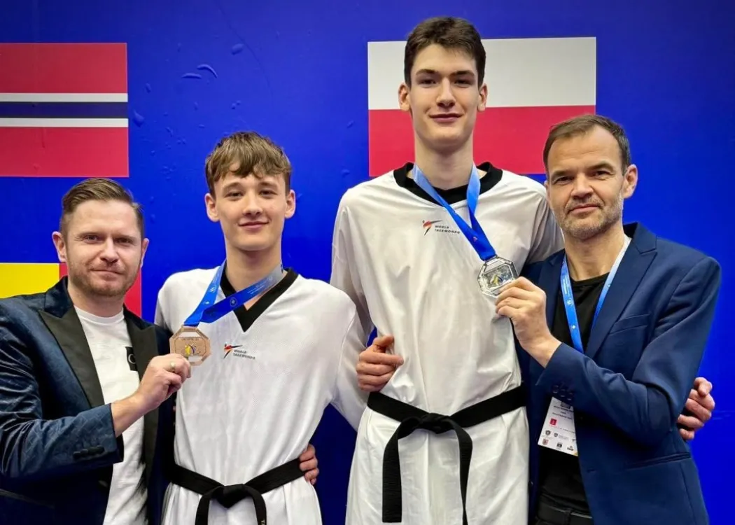Taekwondziści klubu AZS Mateusz Chrzanowski (z lewej) i Zbigniew Jabłoński (z prawej) pozują z medalami ME do lat 21