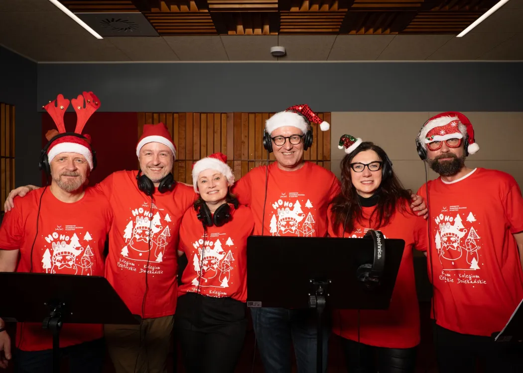 Rektor, prorektorzy i dziekani wydziałów podczas śpiewania pastorałki 