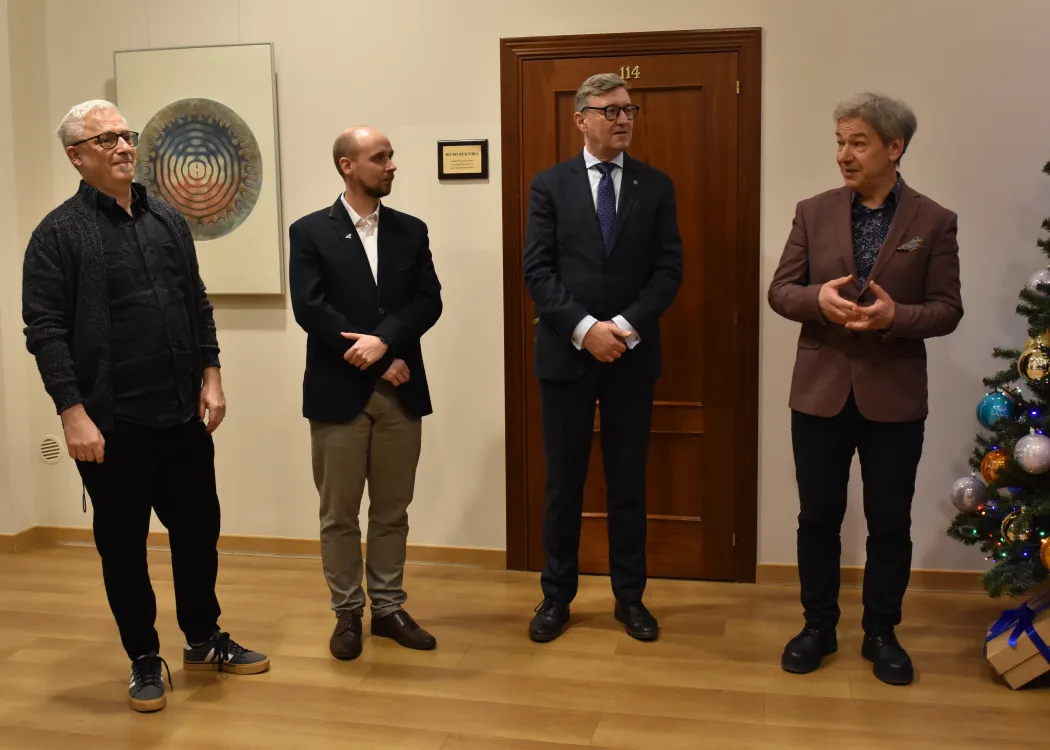 Wystawa w Galerii Rektorskiej: rektor, autor i dziekan Wydziału Sztuki stoją podczas otwarcia wystawy 
