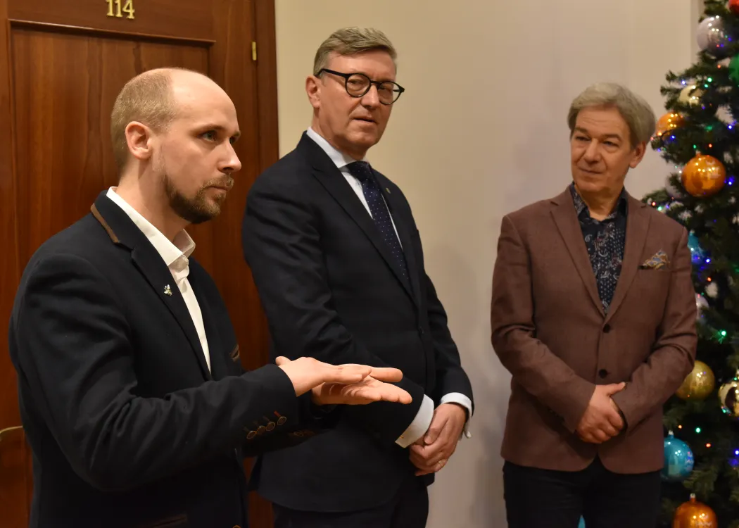 Wystawa w Galerii Rektorskiej: autor, rektor i dziekan Wydziału Sztuki UWM uczestniczą w otwarciu wystawy