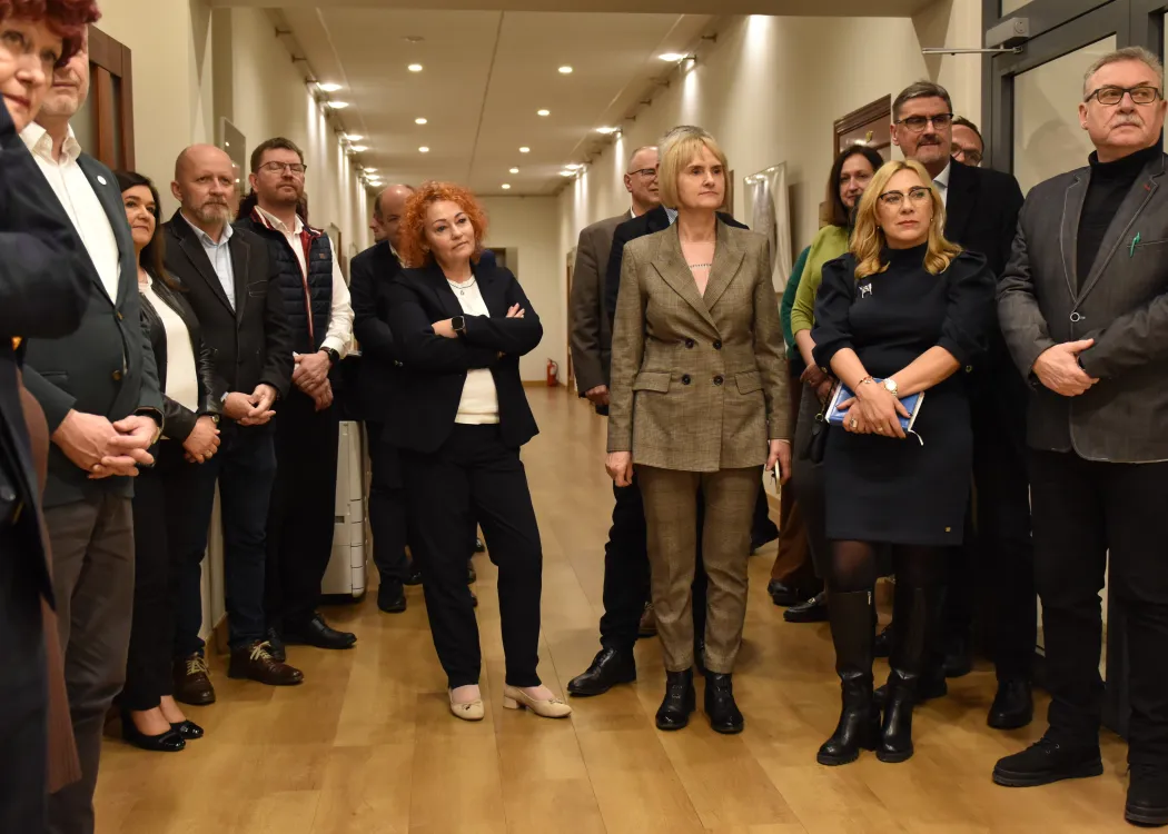 Wystawa w Galerii Rektorskiej: dziekani wydziałów uczestniczą w otwarciu wystawy