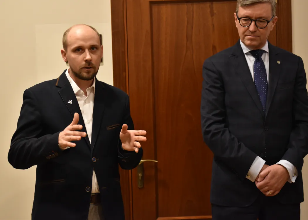 Wystawa w Galerii Rektorskiej: autor wystawy i rektor UWM podczas otwarcia wystawy