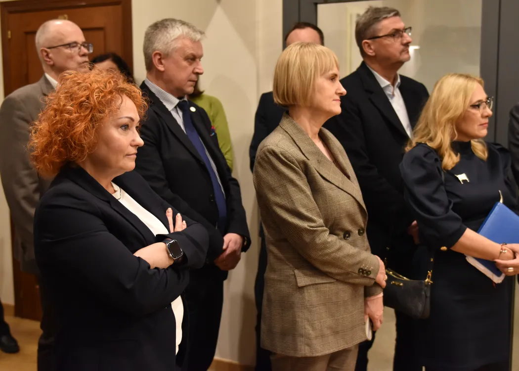 Wystawa w Galerii Rektorskiej: zaproszeni goście uczestniczą w otwarciu wystawy