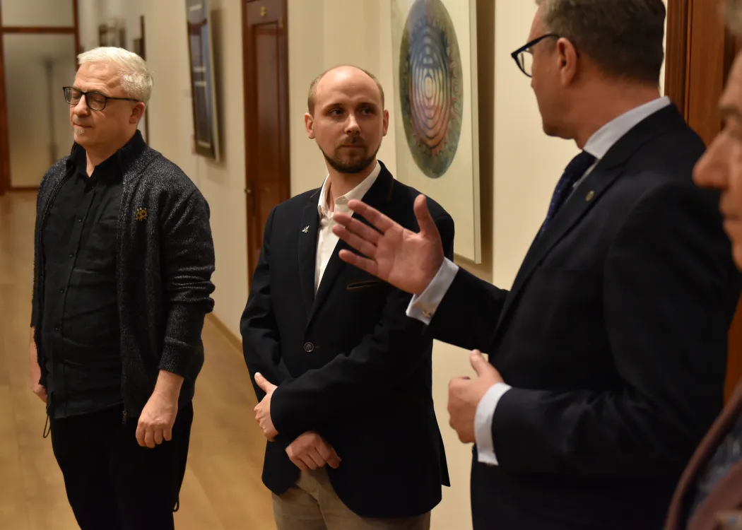 Wystawa w Galerii Rektorskiej: rektor UWM przemawia podczas otwarcia wystawy