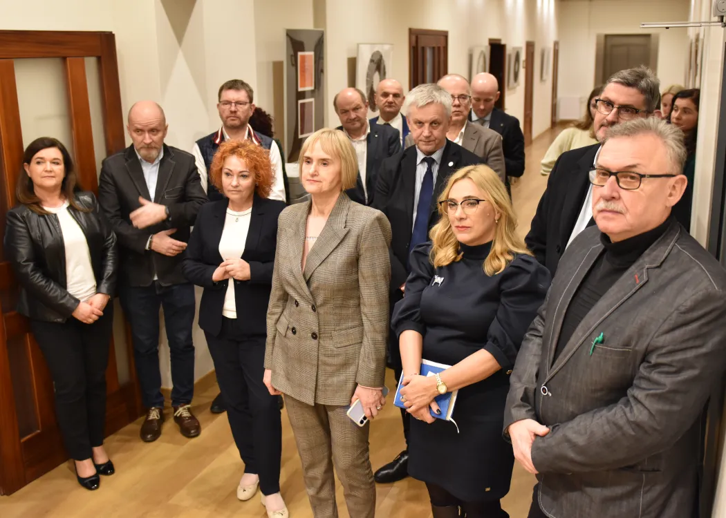 Wystawa w Galerii Rektorskiej: zaproszeni goście biorą udział w otwarciu wystawy