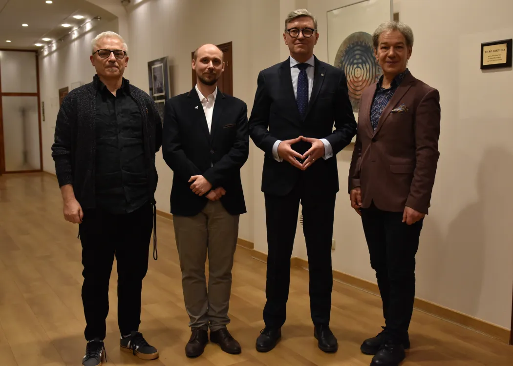 Wystawa w Galerii Rektorskiej: autor wystawy pozuje do zdjęcia z kuratorem wystawy, rektorem UWM i dziekanem Wydziału Sztuki 