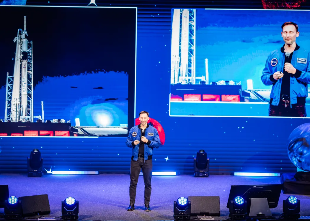 Spotkanie ze Sławoszem Uznańskim-Wiśniewskim na UWM: Sławosz Uznański-Wiśniewski wygłasza wykład do społeczności UWM